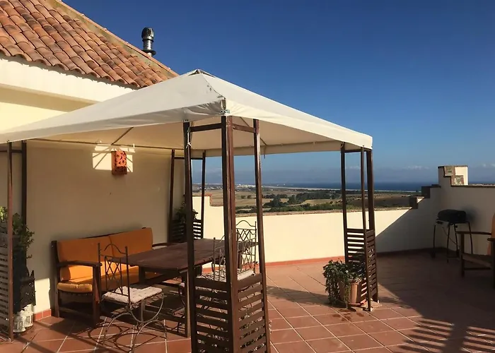 Romantic Apartment, 5 Mins From Beach With Scenic View & 350Mbps High Speed Wifi