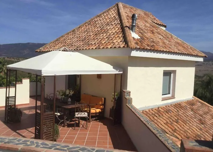 Romantic Apartment, 5 Mins From Beach With Scenic View & 350Mbps High Speed Wifi