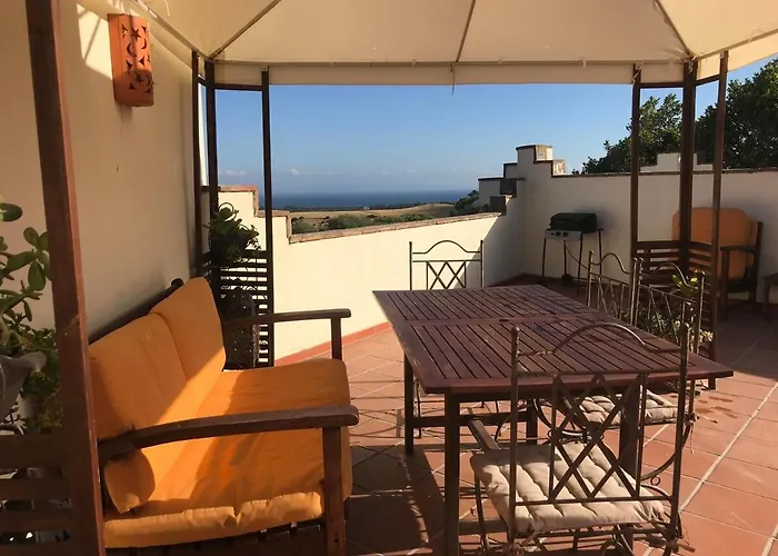 Romantic Apartment, 5 Mins From Beach With Scenic View & 350Mbps High Speed Wifi