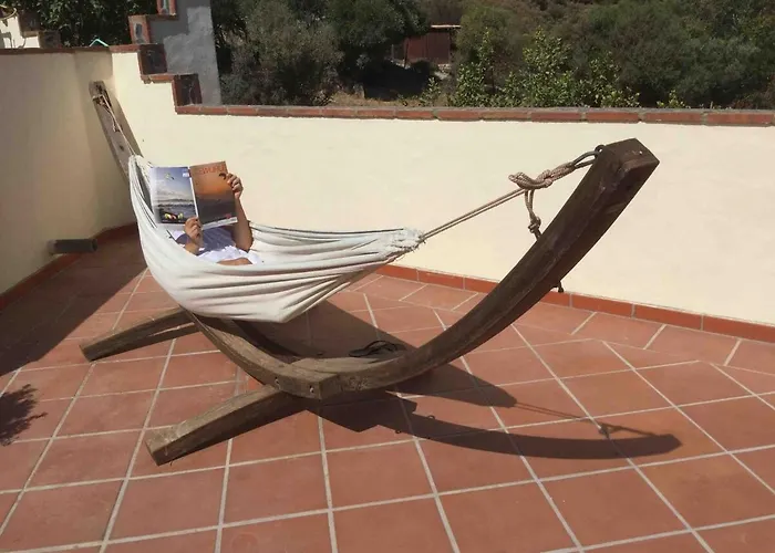 Romantic Apartment, 5 Mins From Beach With Scenic View & 350Mbps High Speed Wifi